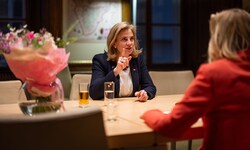 Die NEOS-Chefin (hier beim „Krone“-Interview) ist nun auch Regierungsmitglied.