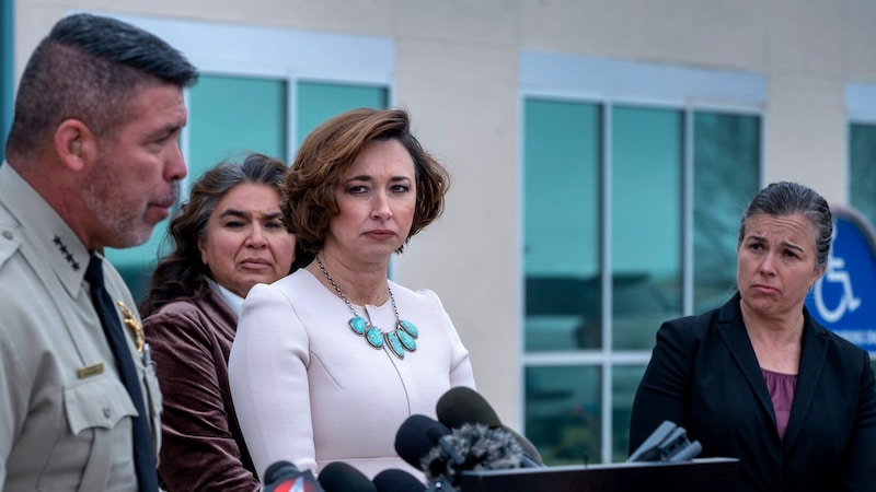 Dr. Erin Phipps (pictured right) at the press conference held by Sheriff Adan Mendoza and Dr. Heather Jarrell, New Mexico's medical investigator (Bild: Eddie Moore)