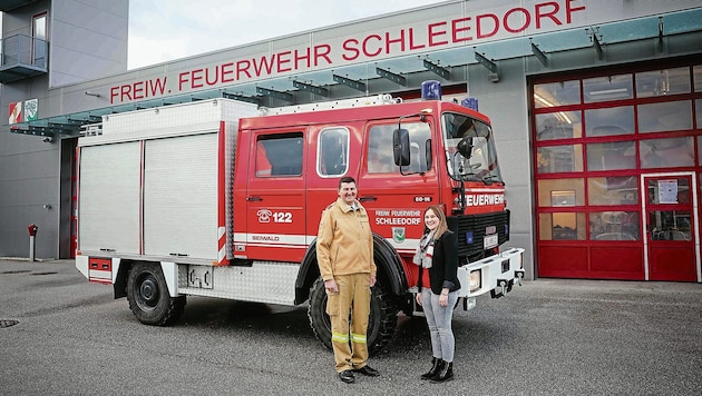 Feuerwehrchef Stefan Wesenauer und Ortschefin Martina Ebner mit dem „Oldie“ (Bild: Pressefoto Scharinger/Daniel Scharinger)