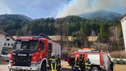 340 Freiwillige von 40 Feuerwehren sind in Schwarzau im Gebirge im Einsatz – auch die ganze ...