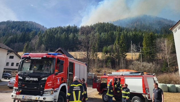 340 volunteers from 40 fire departments are working in Schwarzau im Gebirge - even throughout the night. (Bild: LFR Huber)