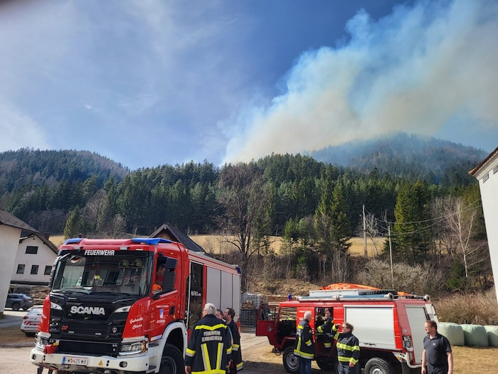 In the early afternoon, 14 fire departments with 100 members were deployed. 
