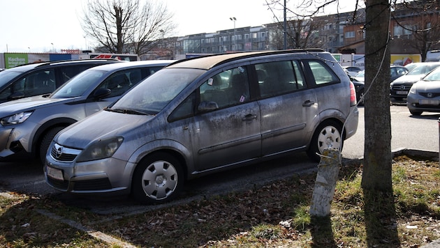 Google Street View photographed the Opel back in January 2021. Since then, the vehicle has not moved an inch. (Bild: Tröster Andreas)