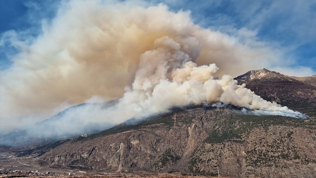 The large forest fire near Latsch in the South Tyrolean Vinschgau Valley kept more than 100 emergency services on their toes. (Bild: APA/Landesfeuerwehrverband Südtirol)