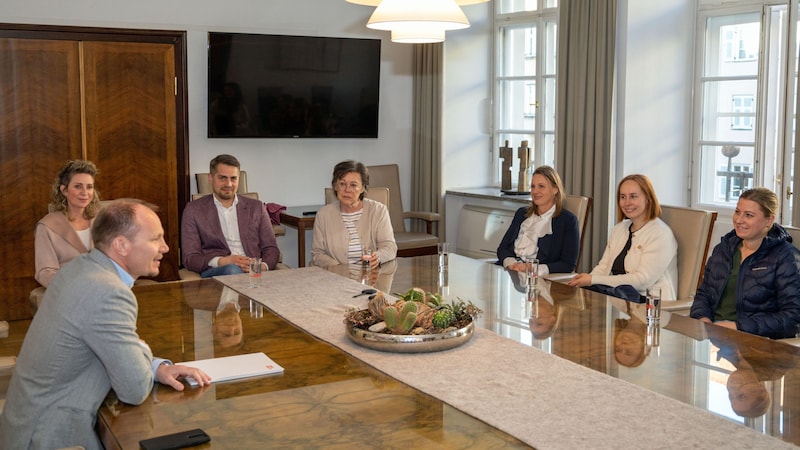 Mayor Johannes Anzengruber (l.) presented the prizes to the winners of the participation platform competition in the Innsbruck City Senate meeting room in the presence of Thomas Zajc (4th from right), Andrea Kreisl (r.) and Sarah Rasi (2nd from right, both from the Citizen Participation Department). (Bild: IKM/Bär)