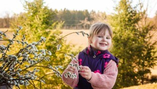 Die kleine Sophie freut sich, dass es am Wochenende herrliches Wetter gibt, bewundert die ...
