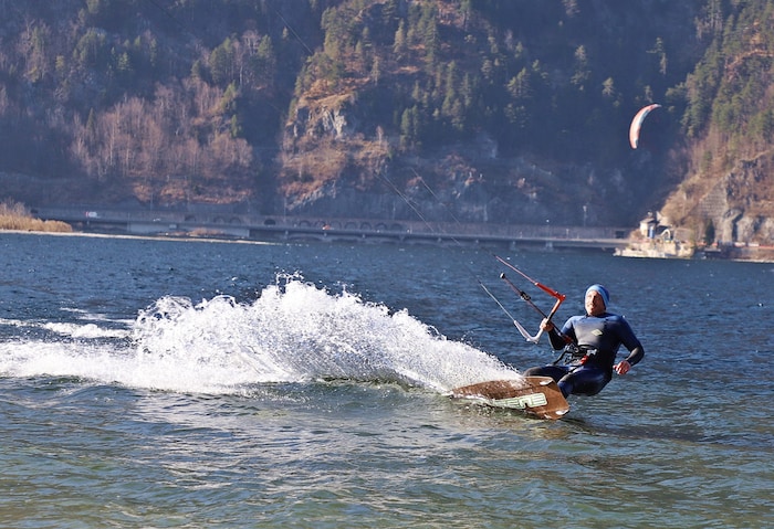 Am Traunsee wagte sich ein Kitesurfer aufs Wasser – am Vormittag war er noch auf der Skipiste ...