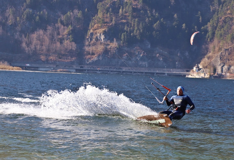 Am Traunsee wagte sich ein Kitesurfer aufs Wasser – am Vormittag war er noch auf der Skipiste unterwegs. (Bild: Hörmandinger Marion)