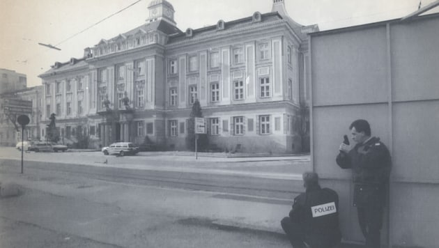 Polizisten bewachten mit gezogener Waffe das Bezirksgericht Urfahr. (Bild: Koller Christian)