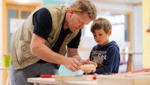 Seminare des „Kinderkosmos“ in Melk bringen altes Handwerk dem Nachwuchs näher. (Bild: Tischlerei Melk)