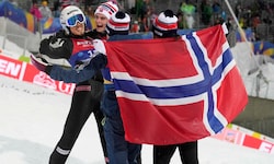 Da haben sich die Norweger noch mit Marius Lindvik gefreut – wenig später hat es dann ein böses ...