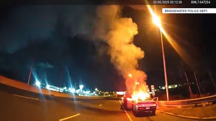 Die Bilder aus der Bodycam zeigen, wie der Polizist zum brennenden Auto sprintete ...