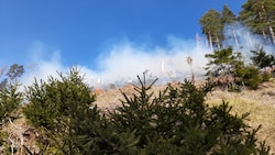 Derzeit läuft ein Großeinsatz im Rax-Gebiet – Wind, Trockenheit und steiles Gelände erschweren die Brandbekämpfung. (Bild: Leserreporter)