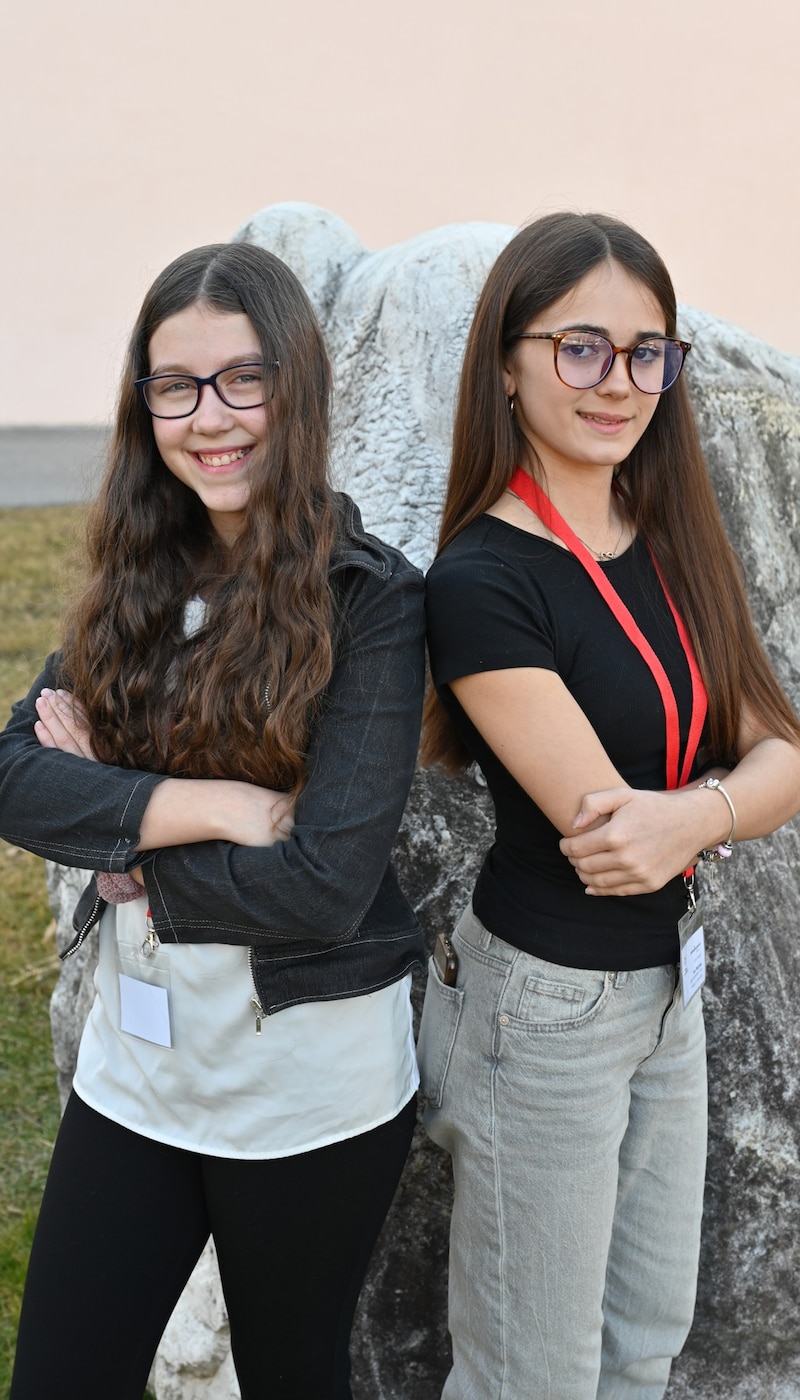 L.E.A.: Lea und Lara holten sich ein Ticket für den BW. (Bild: Evelyn Hronek)