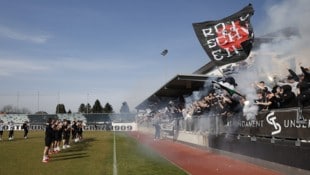 Die Fans der Nordkurve stimmten die Sturm-Profis beim Abschlusstraining auf das Derby ein. (Bild: ERWIN SCHERIAU)