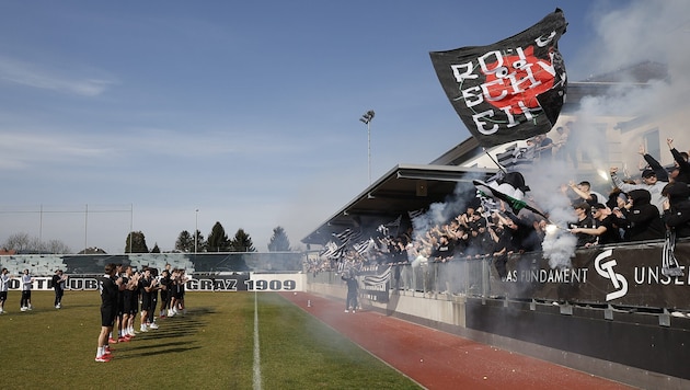 The fans of the Nordkurve get the Sturm professionals in the mood for the derby at the final training session. (Bild: ERWIN SCHERIAU)