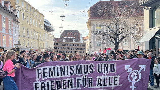 Der Demozug ging vom Südtirolerplatz eine Schleife bis zum Hauptplatz (Bild: Hannah Michaeler)