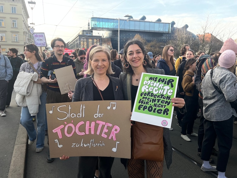 Judith Schwenter und Sandra Krautwaschl (Grüne) (Bild: Hannah Michaeler)