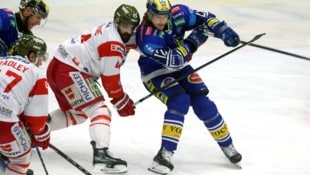 Villachs Chase Pearson (re.) wurde in Bozen im ersten Drittel schwer gefoult, ihm droht eine längere Pause. (Bild: Kuess Josef)