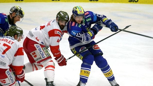 Villachs Chase Pearson (re.) wurde in Bozen im ersten Drittel schwer gefoult, ihm droht eine längere Pause. (Bild: Kuess Josef)