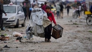 Nicht einmal von Zelten bleibt in dem endlosen Gazakrieg etwas übrig: Menschen vor dem Nichts. (Bild: APA/AP)