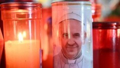 Kerzen für den Papst vor der Gemelli-Klinik, wo er schon seit über drei Wochen behandelt wird. (Bild: APA/AFP/Alberto PIZZOLI)