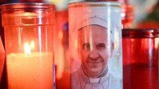 Kerzen für den Papst vor der Gemelli-Klinik, wo er schon seit über drei Wochen behandelt wird.