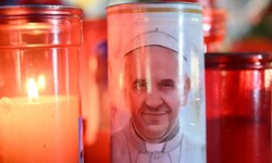 Kerzen für den Papst vor der Gemelli-Klinik, wo er schon seit über drei Wochen behandelt wird.