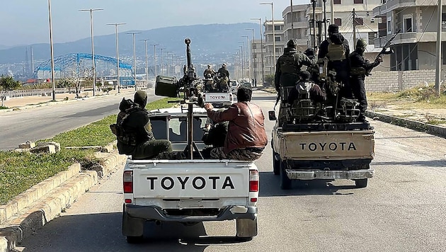 Reinforcements on their way to the embattled coastal areas, where remnants of the toppled Assad regime are fighting fierce battles with the new government troops (Bild: AFP/SANA)