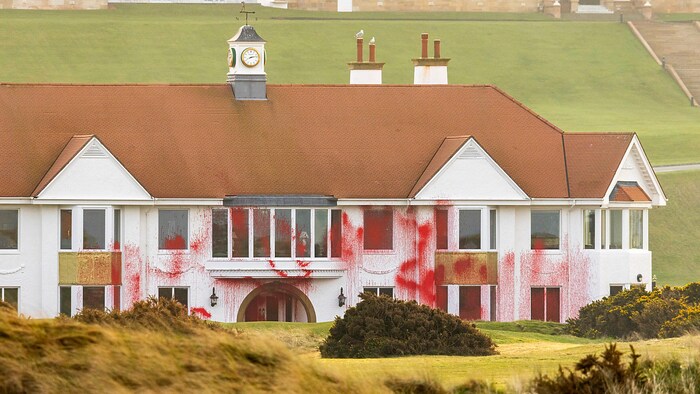 Die Aktivisten hinterließen Botschaften und Schmierereien in roter Farbe.
