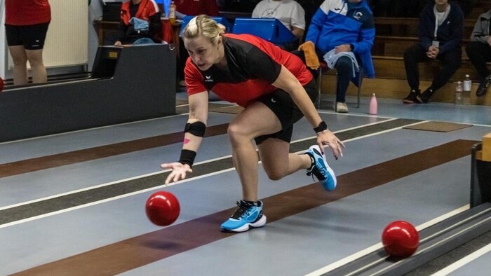 Beim Sportkegeln zählen Kraft und Präzision. Die Kugel wiegt rund drei Kilogramm.