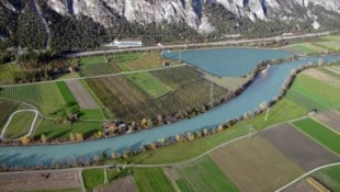 In einem 14 km langen Triebwasserstollen wird Wasser, das in Imst bereits Strom erzeugt hat, in ...