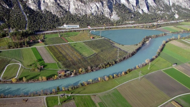 In a 14 km long headrace tunnel, water that has already generated electricity in Imst is fed into the powerhouse of the cavern (in the mountain) in Haiming. The lake (Inn to the north) is the hydropeaking basin. (Bild: Tiwag)