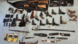 Die Exekutive konnte ein ganzes Arsenal an illegalen Waffen beschlagnahmen. 
