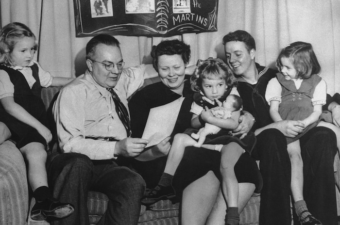 Familie Martin auf einer Archivaufnahme: Die Eltern Ken und Barbara mit ihren Töchtern Barbara, ...