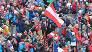 Unter den vielen norwegischen Fans waren auch viele rot-weiß-rote Fahnen zu sehen. (Bild: GEPA)