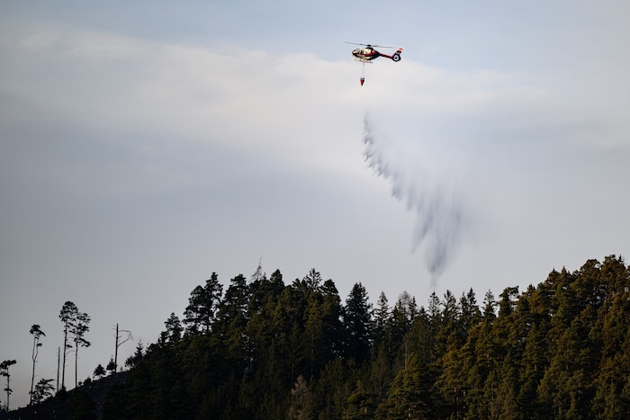 Drei Löschhubschrauber waren im Einsatz, um den gefährlichen Brand einzudämmen. 