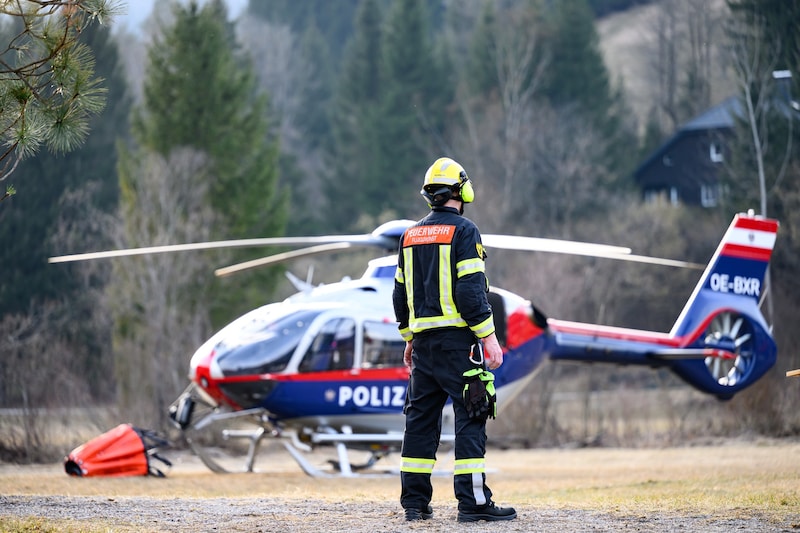 Der Flugdienst mit 50 Einsatzkräften und zwei Löschhubschraubern des Innenministeriums nahmen am Samstag ebenfalls an der Brandbekämpfung teil. (Bild: MAX SLOVENCIK)