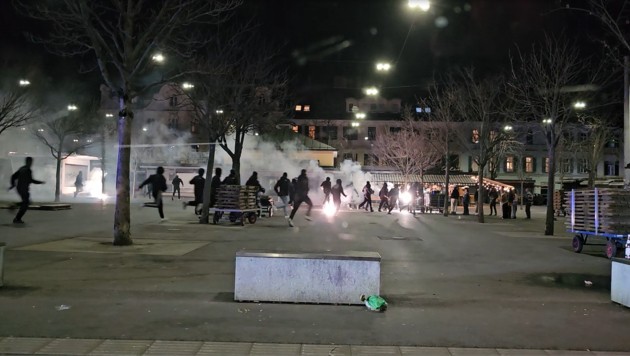 Wilde Szenen auf dem Grazer Kaiser-Josef-Platz (Bild: Krone-Lesereporter)