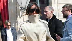 Victoria Beckham verlässt Hotel in Paris – in diesem BIZARREN Trenchcoat! (Bild: Cyril Pecquenard / Action Press/Sipa / picturedesk.com)