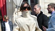 Victoria Beckham verlässt Hotel in Paris – in diesem BIZARREN Trenchcoat!