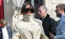 Victoria Beckham verlässt Hotel in Paris – in diesem BIZARREN Trenchcoat!