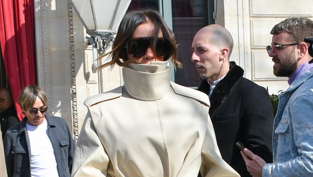 Victoria Beckham verlässt Hotel in Paris – in diesem BIZARREN Trenchcoat! (Bild: Cyril Pecquenard / Action Press/Sipa / picturedesk.com)