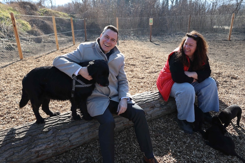 Mayor Kaufmann and Animal Welfare Chairwoman Fuchs with four-legged friends in the new dog zone. (Bild: Stadt Klosterneuburg / Lutz)