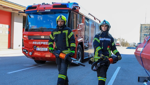 Auszubildende Feuerwehrleute werden am neuen Fahrzeug eingeschult. (Bild: Büro LH)