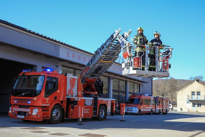 Die Drehleiter wird ausgefahren. Das gibt es nur in der Schweiz und in Eisenstadt.
