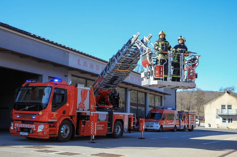 Die Drehleiter wird ausgefahren. Das gibt es nur in der Schweiz und in Eisenstadt. (Bild: Büro LH)