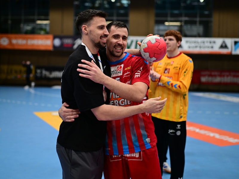 Emotional: Ivan Martinovic (li.) übergab Bruder Marin den Matchball. (Bild: Toni Nigg)