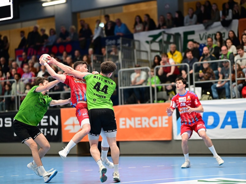 Gut drauf: Fiver Fabio Schuh (am Ball) war Topscorer, bei Siebenmetern stark. (Bild: Toni Nigg)