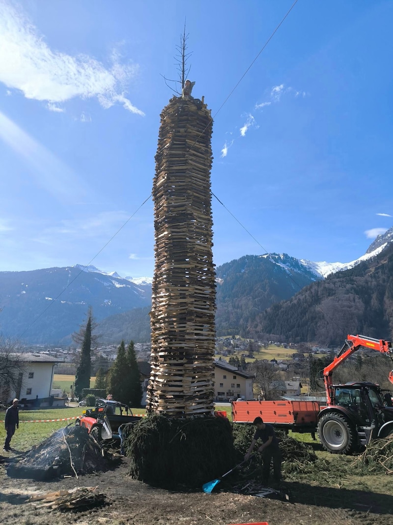 The new Funken in St. Anton was erected within a day. (Bild: Funkenzunft St.Anton)